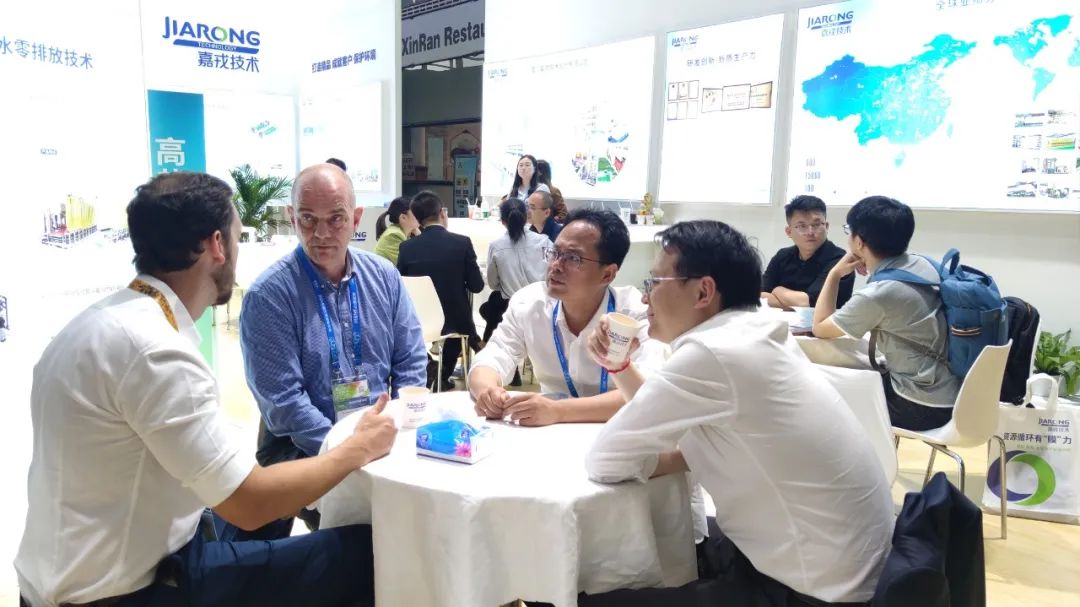 银娱优越会7176111手艺董事长董正军与客户攀谈 银娱优越会7176111手艺董事长董正军与客户攀谈